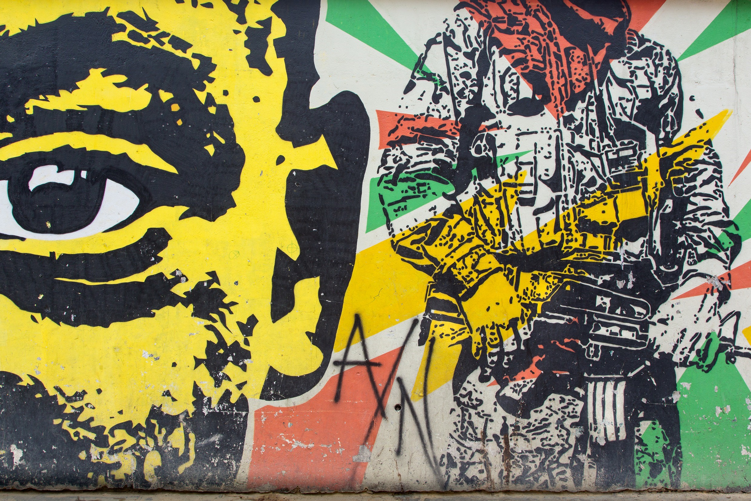 Graffiti von einem Soldaten mit Maschinengewehr
