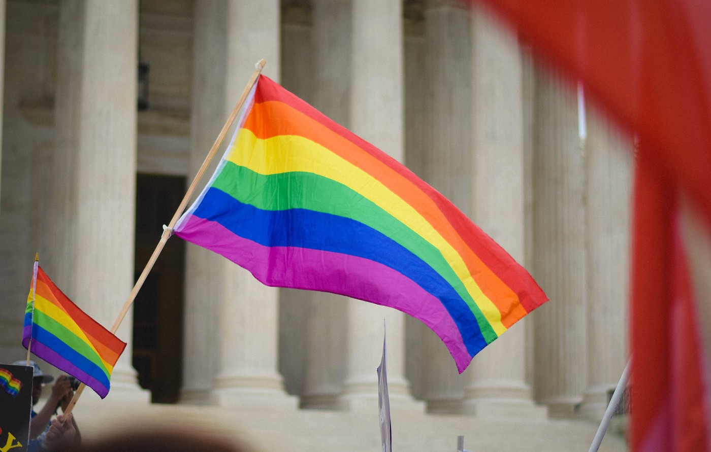 Wehende Regenbogenflagge. Foto (Symbolfoto): Flickr, CCO1.0