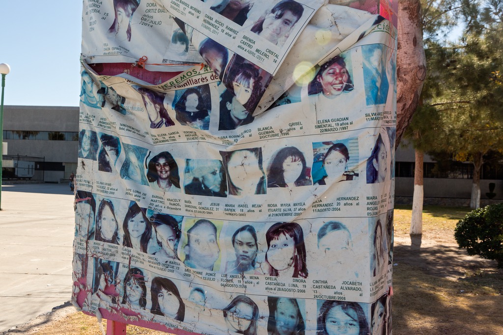 Suchplakate von Vermissten an einer Litfasssäule in der US-mexikanischen Grenzregion. Foto: Adveniat