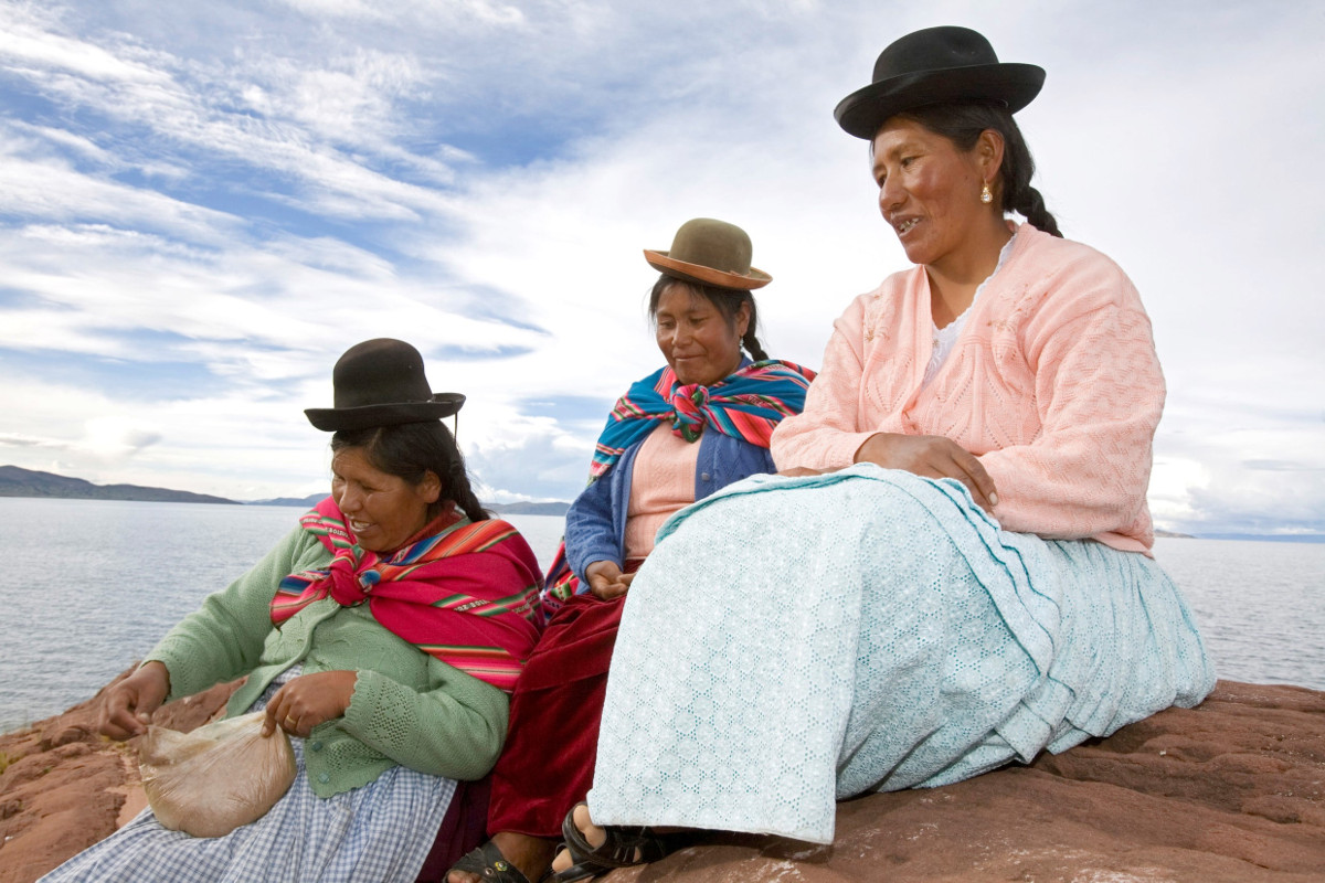 Aymara-Frauen am Titicacasee. Symbobild: Adveniat/Achim Pohl