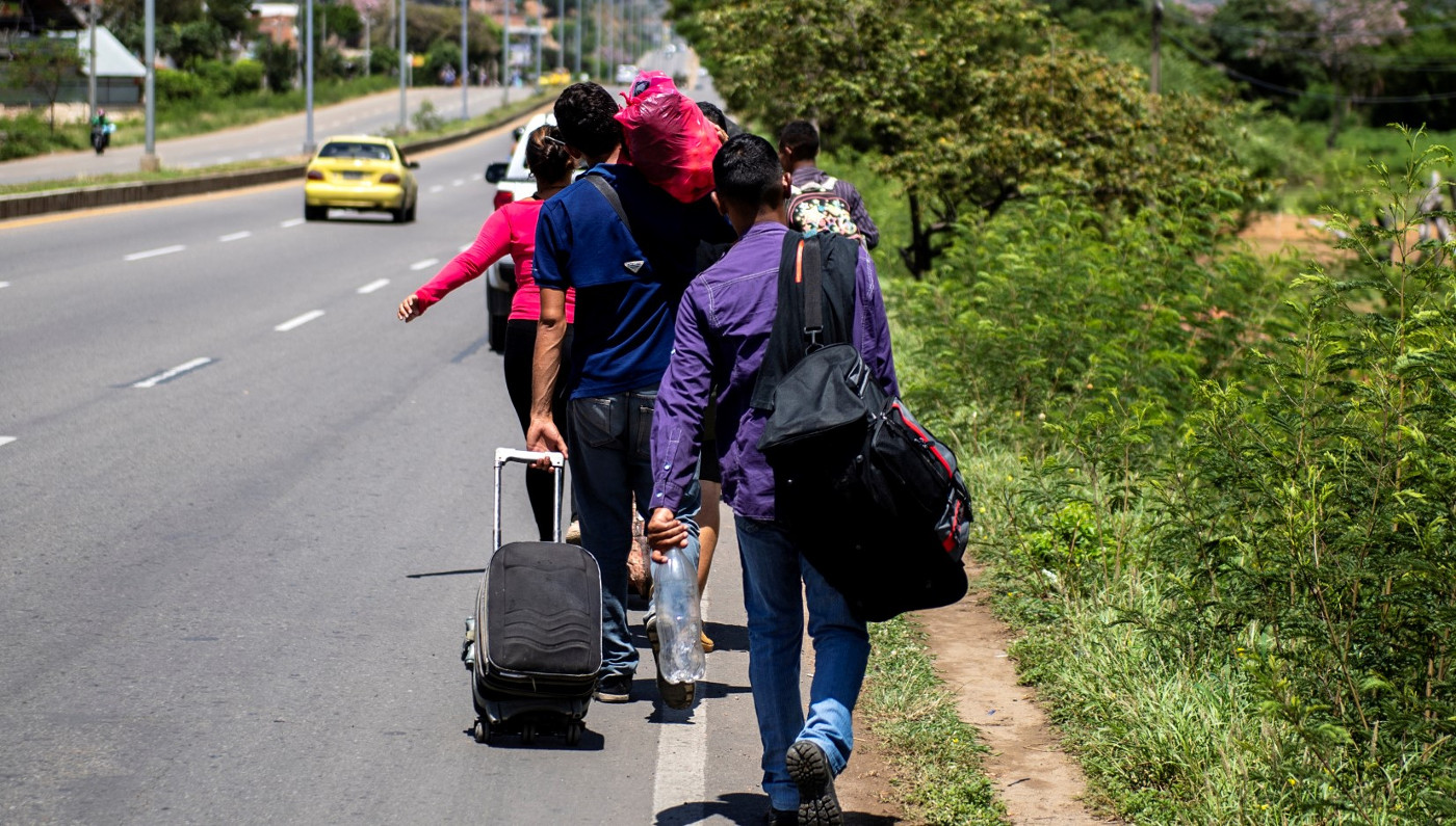 Migranten an einer Landstraße in Kolumbien. Foto (Symbolbild): Adveniat/Florian Kopp 