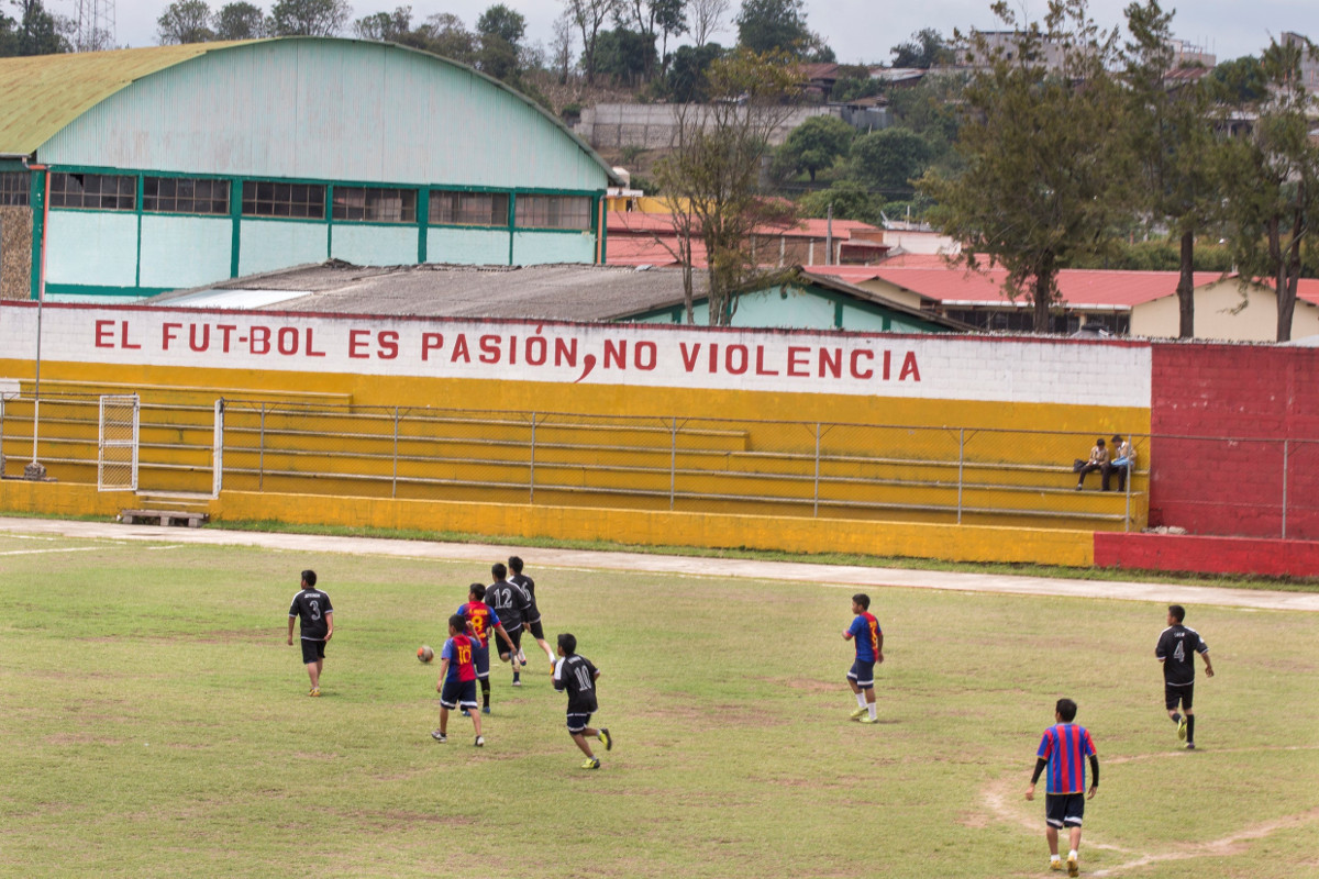 "Fußball ist Leidenschaft, nicht Gewalt", steht auf der Tribünenmauer an diesem Fußballfeld in Chichicastenango in Guatemala. Foto (Symbolbild): Adveniat/Jürgen Escher