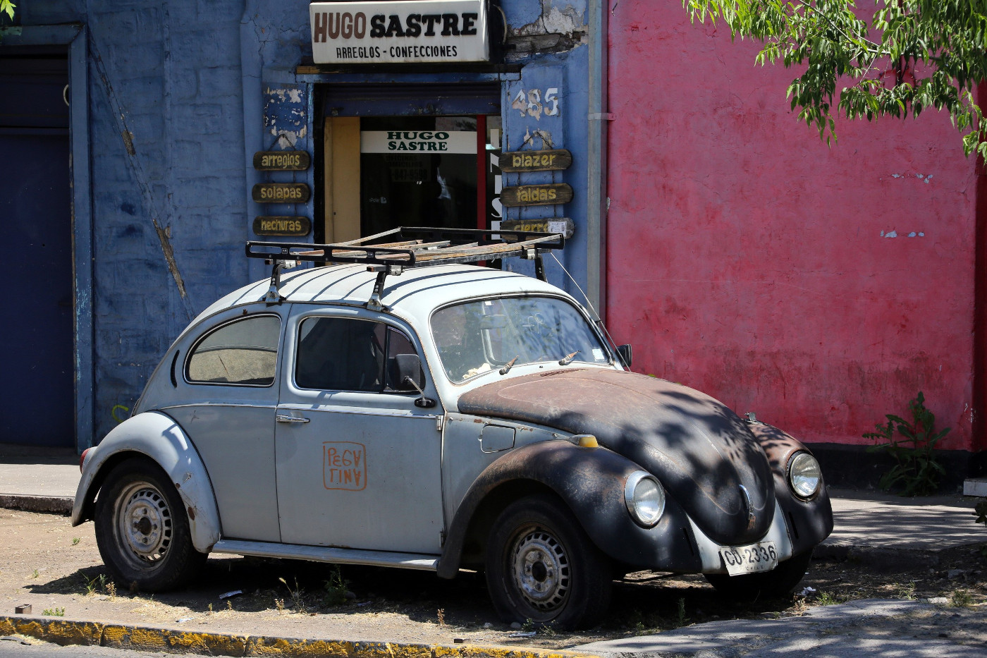 Alter VW-Käfer am Straßenrand in Chiles Hauptstadt Santiago de Chile. Foto (Symbolbild): Adveniat/Matthias Hoch