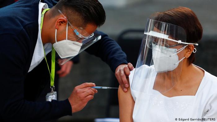 Frau in Mexiko erhält Corona-Impfung